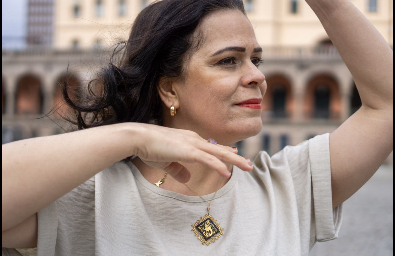 Maria går i Oslo sentrum
