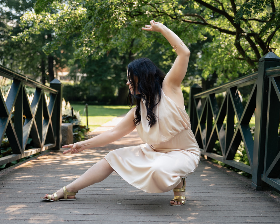 Maria i yoga-posisjon på broen